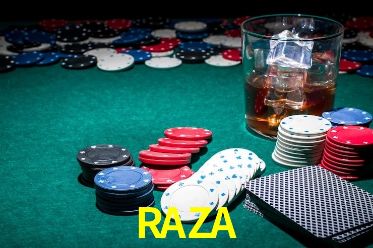 Escena dinámica inspirada en casino con iluminación RAZA, cartas, fichas e íconos de juegos digitales en un espacio moderno de juegos.